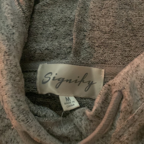 Lightweight Hoodie with Lace Details and 3/4 Sleeves - Picture 4 of 6